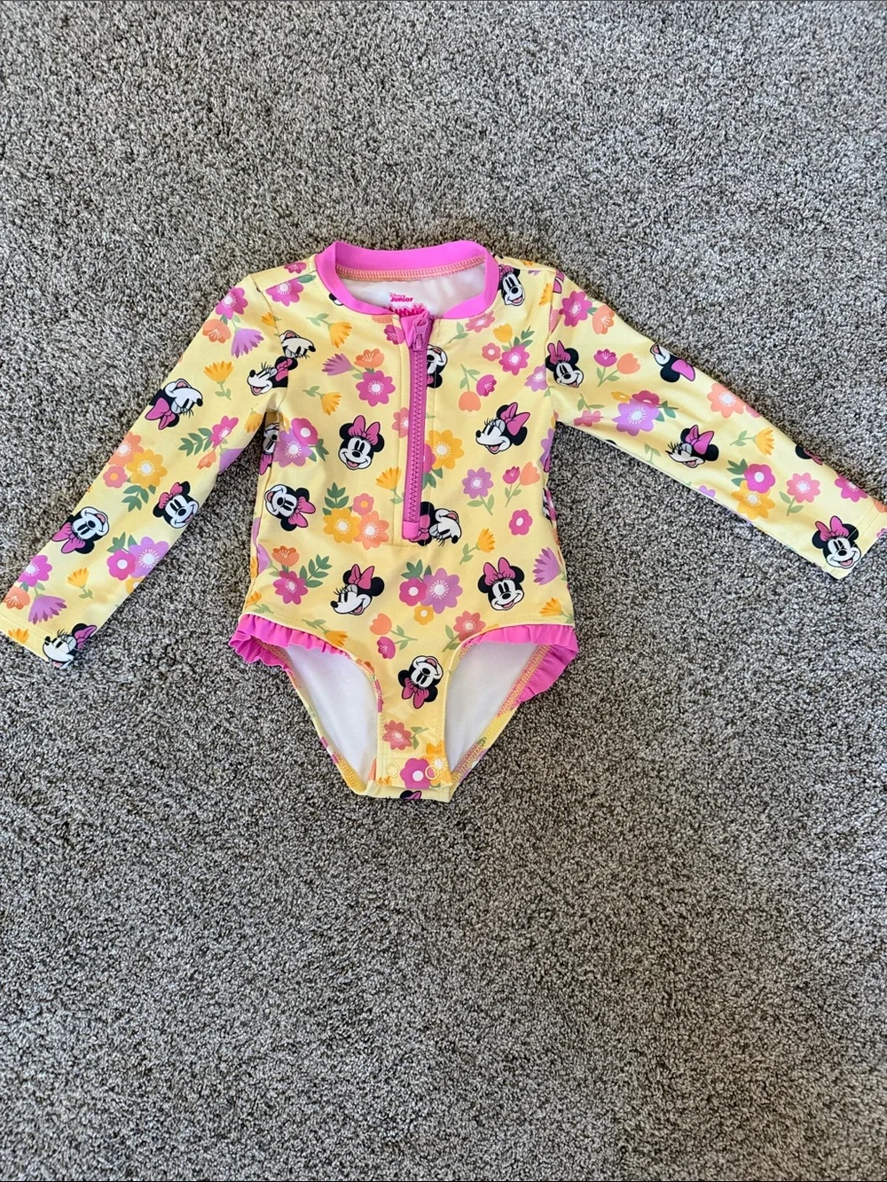 Minnie Mouse swim